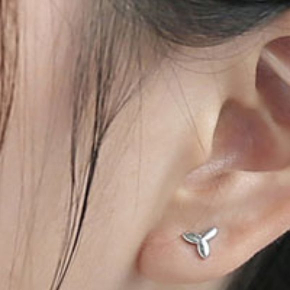Minimalist Micro Silver Leaves Extend Olive Branch Asymmetry Studs - Picture 5 of 7